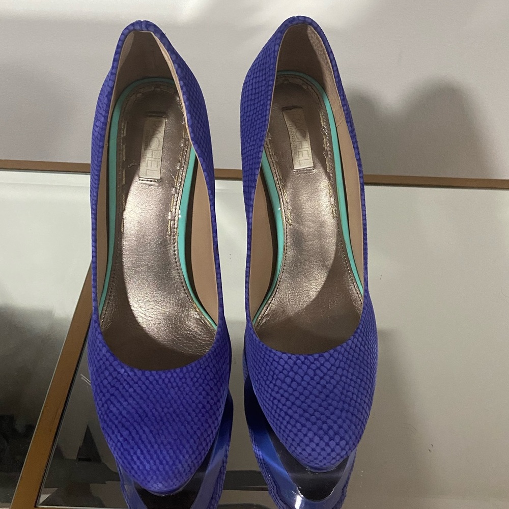 Rachel Roy Stunning Round-Toe pumps in Cobalt Blue